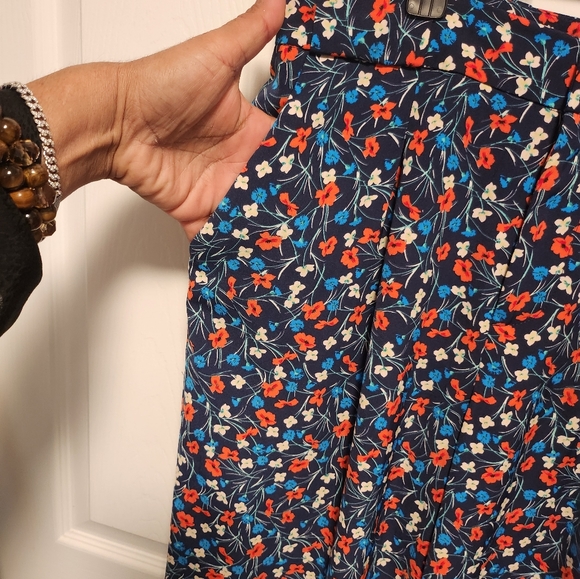 ATTENTION FLORAL CAPRI PANTS WITH POCKETS AND HAVE TO PUT A BELT TOO. - Picture 7 of 17